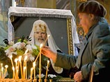 Тысячи верующих пришли к могиле предстоятеля Русской православной церкви, чтобы помянуть его жизнь и служение в девятый день его кончины и помолиться о любимом Патриархе