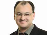 На обедавшего в кафе лидера петербургского "Яблока" Максима Резника вылили ведро помоев На обедавшего в кафе лидера петербургского "Яблока" Максима Резника вылили ведро помоев