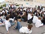 Несколько сотен греческих студентов начали в полдень сидячую забастовку напротив Главного полицейского управления в центре Афин, перекрыв оживленное шоссе Александрас