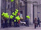 Активисты российского отделения международной экологической организации Greenpeace провели во вторник в Москве "двойной флэшмоб" в рамках проводимого ими марафона STOPMSZ.ru