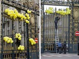 Одна часть флэшмоба развернулась возле столичной мэрии: на воротах здания прохожие оставляли по два-три желтых шарика. Этот символический подарок с черной надписью "www.STOPMSZ.ru" - прямое обращение горожан к московскому мэру