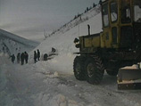 На расчистку снежных завалов брошена военная техника