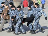 В выходные во Владивостоке во время акции протеста автомобилистов, требующих от правительства отменить повышение пошлин на ввоз подержанных иномарок, по различным оценкам, были задержаны более десяти журналистов