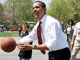 47-летний Обама активно занимается физкультурой. Каждое утро политик тратит на упражнения по 45 минут. Он хорошо обращается с баскетбольным мячом и уже пообещал оборудовать в Белом доме баскетбольную площадку