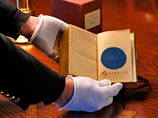 Стоит отметить, что первый в истории США темнокожий президент станет первым главой государства, после Линкольна, кто будет принимать присягу на Библии, хранящейся в настоящее время в Библиотеке Конгресса Стоит отметить, что первый в истории США темнокожий президент станет первым главой государства, после Линкольна, кто будет принимать присягу на Библии, хранящейся в настоящее время в Библиотеке Конгресса