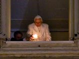 C наступлением темноты, понтифик зажег свечу в окне своего рабочего кабинета и тут же озарились светом рождественские ясли (вертеп) на площади Святого Петра