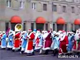 Дед Мороз на тракторе "Беларус" открыл парад новогодних персонажей в Минске