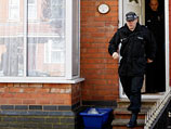 Британских полицейских ознакомили с теорией "подъема" по трем ступенькам, чтобы  разрешить пользоваться лестницей