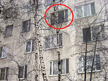 Пролетев четыре этажа, Сергей и и его дочь Кристина остались живы только благодаря сугробу, который накидали на газоне дворники, убиравшие снег