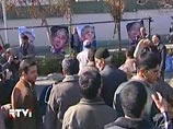 В Иране устроили массовое метание ботинок в портреты Буша