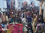 Тысячи людей собираются на могиле бывшего премьер-министра Пакистана, погибшей год назад в результате нападения