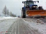 С началом снегопада в столице на улицы выведено более 9 тыс. единиц снегоуборочной техники, сообщили "Интерфаксу" в воскресенье в комплексе городского хозяйства города