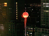 В Нью-Йорке на всеобщее обозрение выставлен символ Нового года - огромный хрустальный шар