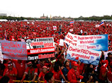 Несколько тысяч сторонников экс-премьера Таиланда Таксина Чинавата устроили митинг у здания, где к парламенту должен обратиться новый глава правительства Абхиcт Ветчачива
