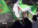 Иранские демонстранты водрузили на британское посольство в Тегеране флаг Палестины Иранские демонстранты водрузили на британское посольство в Тегеране флаг Палестины