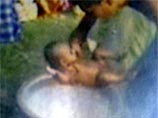 В Индии родители провели ритуал купания ребенка в кипятке, их трехмесячная дочь не пострадала (ФОТО)