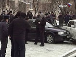 Рядом с домом Пагиева на улице Морских пехотинцев неизвестные подошли к остановившемуся автомобилю Audi, в котором ехал бывший мэр города, и открыли по автомашине огонь. Находившиеся в машине скончались на месте Рядом с домом Пагиева на улице Морских пехотинцев неизвестные подошли к остановившемуся автомобилю Audi, в котором ехал бывший мэр города, и открыли по автомашине огонь. Находившиеся в машине скончались на месте