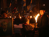 Как рассказал руководитель пресс- службы ВО "Свобода" Юрий Сиротюк, участники акции завершили факельное шествие, в котором, по его словам, приняло участие несколько тысяч человек с 500 факелов
