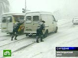 Особенно трудная обстановка сложилась в районе горного перевала федеральной автотрассы Краснодар - Джубга, где из-за непогоды возникают многочисленные пробки