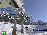 В австрийских Альпах горнолыжник врезался во врача, оказывавшего помощь спортсмену