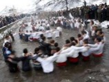 Болгары на Крещение исполняют в воде особый танец. Считается, что такой январский танец приносит здоровье на целый год
