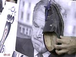 В США открылся аттракцион - за 1 доллар можно бросить ботинок с краской в портрет Буша В США открылся аттракцион - за 1 доллар можно бросить ботинок с краской в портрет Буша