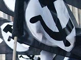 Как сообщает Фонтанка.ру, перед началом акции был задержан питерский нацбол Влад Ивахник, который держал в руках черный флаг с изображением круга, серпа и молота