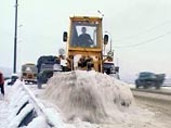Бригады дорожных рабочих на автотрассах Ростовской области работают в усиленном режиме в связи с усилением снегопада и сильным ветром