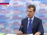 Правительство работает медленно, долго отправляет факсы, посетовал Медведев Правительство работает медленно, долго отправляет факсы, посетовал Медведев