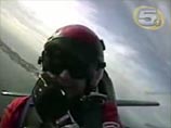 Тем временем его одномоторный самолет, поставленный на автопилот, продолжал полет и, в конце концов, разбился в болотистой местности, пролетев более 320 километров Тем временем его одномоторный самолет, поставленный на автопилот, продолжал полет и, в конце концов, разбился в болотистой местности, пролетев более 320 километров
