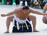 Японская полиция резко усилила во вторник охрану тренировочного комплекса одного из двух великих чемпионов национальной борьбы сумо - монгола Асасиорю