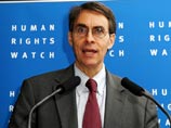 Во вступительной статье исполнительного директора HRW Кеннета Рота утверждается, что "Россия, хоть формально и провозглашает уважение к правам человека, ставит национальный суверенитет выше прав человека"