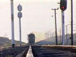 На участке железной дороги Мацеста-Адлер останавливали движение поездов: на рельсы упал грузовик