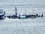 Рейс номер 1549 авиакомпании US Airways из Нью-Йорка в Шарлотту, штат Северная Каролина, вынужден был совершить экстренную посадку после того, как отказал один из двигателей (по некоторым данным - оба двигателя) Рейс номер 1549 авиакомпании US Airways из Нью-Йорка в Шарлотту, штат Северная Каролина, вынужден был совершить экстренную посадку после того, как отказал один из двигателей (по некоторым данным - оба двигателя)