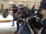 В Вильнюсе полиция разгоняет демонстрантов дубинками и слезоточивым газом В Вильнюсе полиция разгоняет демонстрантов дубинками и слезоточивым газом