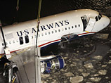 Аэробус А-320 авиакомпании US Airways был отбуксирован к одному из причалов в нижней части Манхэттена