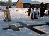 В ночь на понедельник в Твери, во время традиционного крещенского купания, под лед провалились около 70 человек