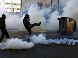 Столкновения между анархистами и ультраправыми произошли в Афинах, полиция применила слезоточивый газ для разгона массовой драки, сообщает РИА "Новости" со ссылкой на афинские телеканалы