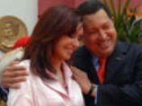 Очарованный Чавес пообещал снабжать Аргентину нефтью 100 лет
