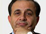 По словам Каручи, к этому признанию его подтолкнула толерантность президента страны Николя Саркози, который приглашает его приятеля на приемы наравне с женами других министров
