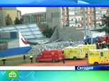 Крыша спортивного комплекса рухнула в субботу в окрестностях испанской Барселоны, погибли трое подростков, сообщает агентство Reuters со ссылкой на сообщения местной радиостанции