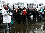 Тысячи исландцев вышли на акцию протеста, требуя установления в стране "новой демократии"