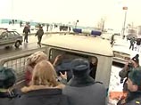 В Петербурге участники "Марша согласных на все" сделали из Путина икону. Но их все равно разогнали В Петербурге участники "Марша согласных на все" сделали из Путина икону. Но их все равно разогнали