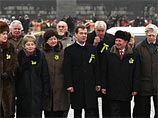 На праздновании 65-летия со дня снятия блокады Ленинграда Медведев пообещал помочь ветеранам