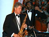 Билл Клинтон играет на саксофоне, увлекается кроссвордами и, по слухам, рьяно делает ставки в баскетбольном тотализаторе