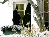Новый президент США Барак Обама пытался войти в Белый дом через окно. Он перепутал его с дверью, расположенной в нескольких футах справа