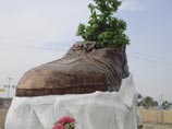 В родном городе иракского диктатора Саддама Хусейна Тикрите в четверг был открыт памятник, посвященный историческому броску 30-летнего журналиста Мунтазера аз-Зейди обувью в президента США Джорджа Буша