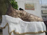 В родном городе Саддама Хусейна увековечили ботинок, брошенный в Буша