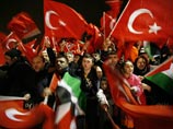 После инцидента в Давосе тысячи людей с турецкими и палестинскими флагами прибыли в аэропорт встречать премьерский самолет