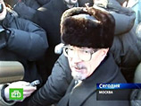 Лидер запрещенной национал- большевистской партии, член оппозиционной коалиции "Другая Россия" Эдуард Лимонов, задержанный во время субботней несанкционированной акции на Триумфальной площади, как ожидается, будет освобожден в воскресенье днем Лидер запрещенной национал- большевистской партии, член оппозиционной коалиции "Другая Россия" Эдуард Лимонов, задержанный во время субботней несанкционированной акции на Триумфальной площади, как ожидается, будет освобожден в воскресенье днем